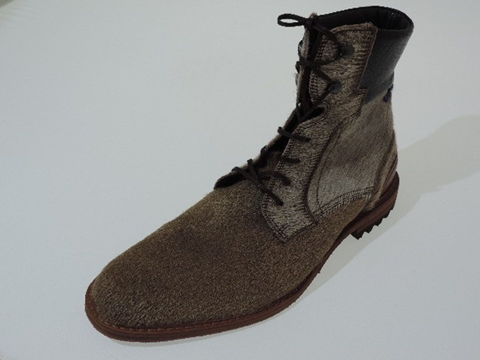 Schuh von Van Bommel, 10